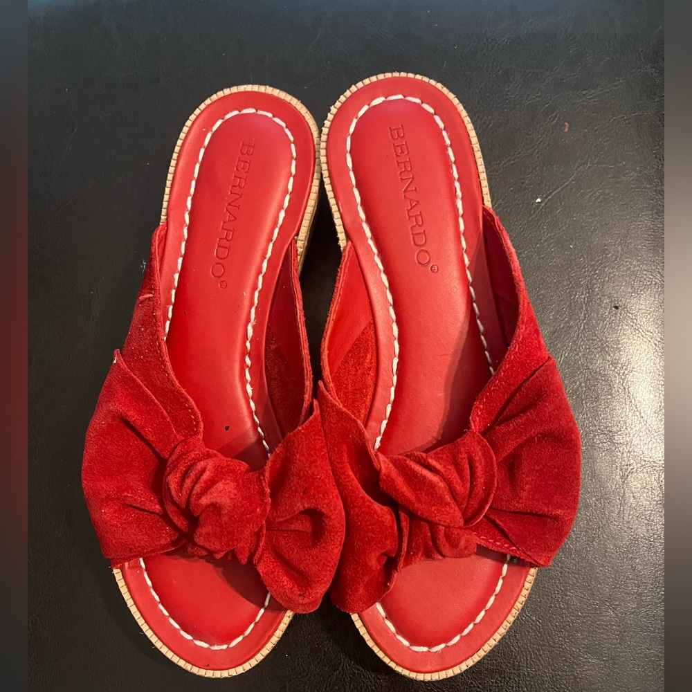 NWOT Bernardo sandal/wedge